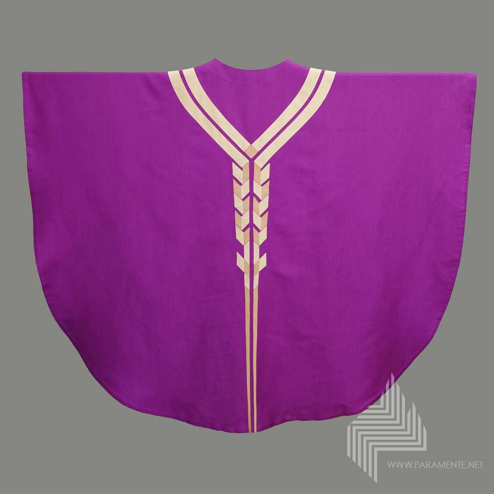 Festgewand Gewand gewebt handgewebt Handstickerei Handwebstoff Hauptgewand Kasel Marcel Schultheiß Messgewand Priestergewand reine Seide Reinseidenfutter Seide twist violett violette Kasel violettes Messgewand Ähren Ährenmotiv Applikation in reiner Seide adventszeit advent TreviraSeide